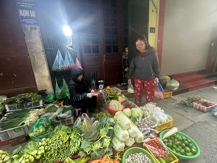 Hàng hoá sau Tết ổn định, rau xanh hạ nhiệt, tôm, cá tăng giá - Ảnh 4. Hàng hoá sau Tết ổn định, rau xanh hạ nhiệt, tôm, cá tăng giá - Ảnh 4.