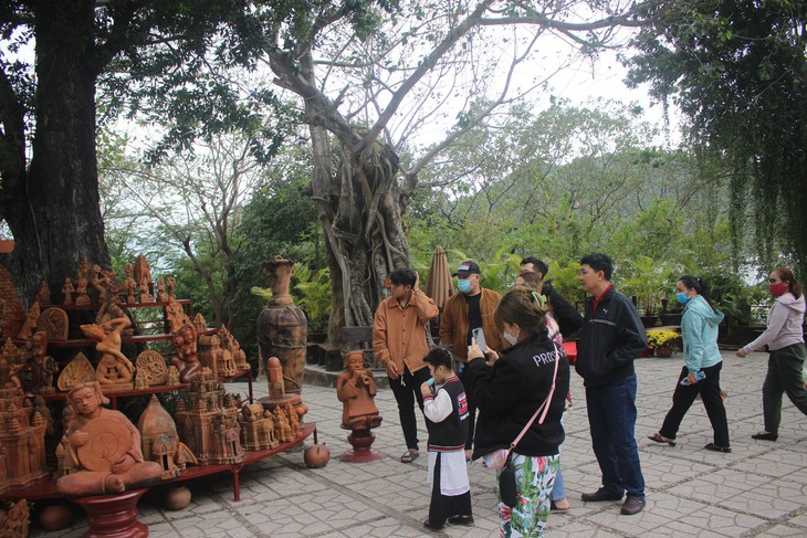 Hết ngày nghỉ Tết, khách quốc tế vẫn nườm nượp về Tháp bà Ponagar - Ảnh 8.