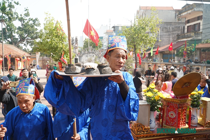 Đình Thị Cấm đỏ lửa trong hội thổi cơm thi đầu xuân Quý Mão - Ảnh 1.