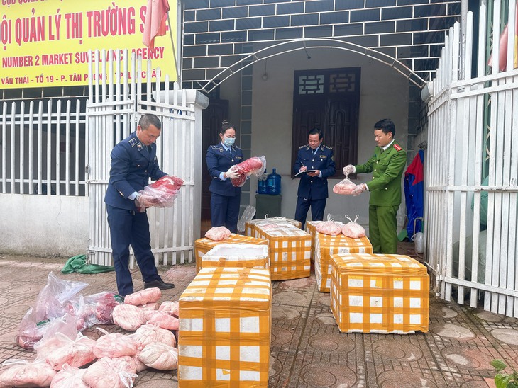 Thu giữ và tiêu hủy gần nửa tấn thịt và mỡ lợn không rõ nguồn gốc - Ảnh 1.