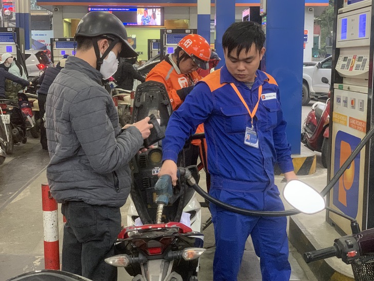 Giá xăng dầu đồng loạt tăng mạnh - Ảnh 2.