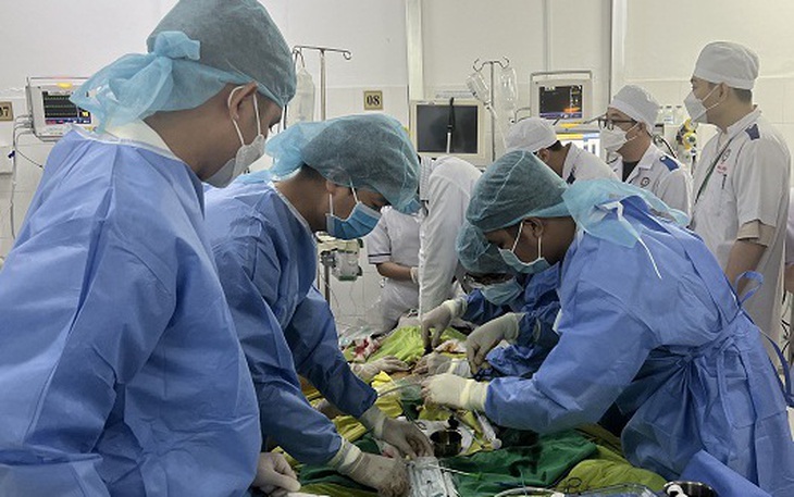 Cứu cô gái sốt xuất huyết có viêm cơ tim tiến triển, ngừng tuần hoàn
