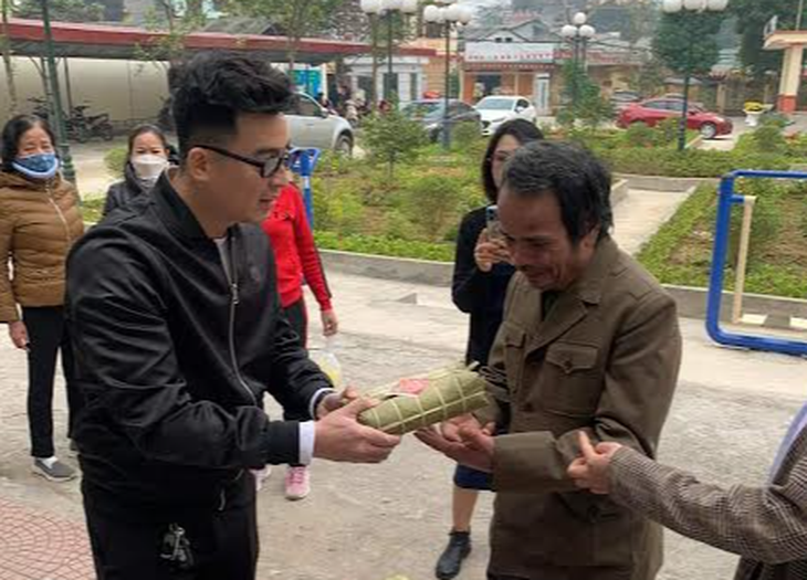 Ấm lòng những chiếc bánh được thầy cô và học sinh gửi đến bệnh nhân - Ảnh 1.
