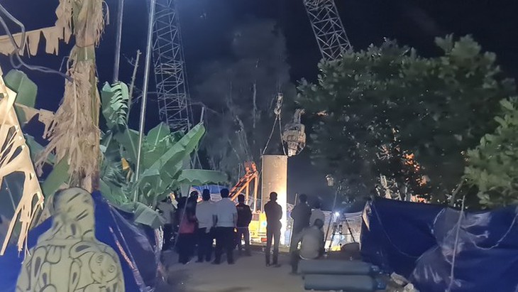 Diễn biến mới cuộc giải cứu bé trai ở Đồng Tháp: Đóng ống thép, chuẩn bị kéo trụ bê tông - Ảnh 1. Diễn biến mới cuộc giải cứu bé trai ở Đồng Tháp: Đóng ống thép, chuẩn bị kéo trụ bê tông - Ảnh 1.