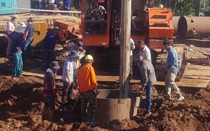 Diễn biến mới cuộc giải cứu bé trai ở Đồng Tháp: Chuẩn bị kéo trụ bê tông lên, y tế được tăng cường