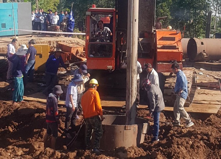 Diễn biến mới cuộc giải cứu bé trai ở Đồng Tháp: Đóng ống thép, chuẩn bị kéo trụ bê tông lên - Ảnh 1. Diễn biến mới cuộc giải cứu bé trai ở Đồng Tháp: Đóng ống thép, chuẩn bị kéo trụ bê tông lên - Ảnh 1.