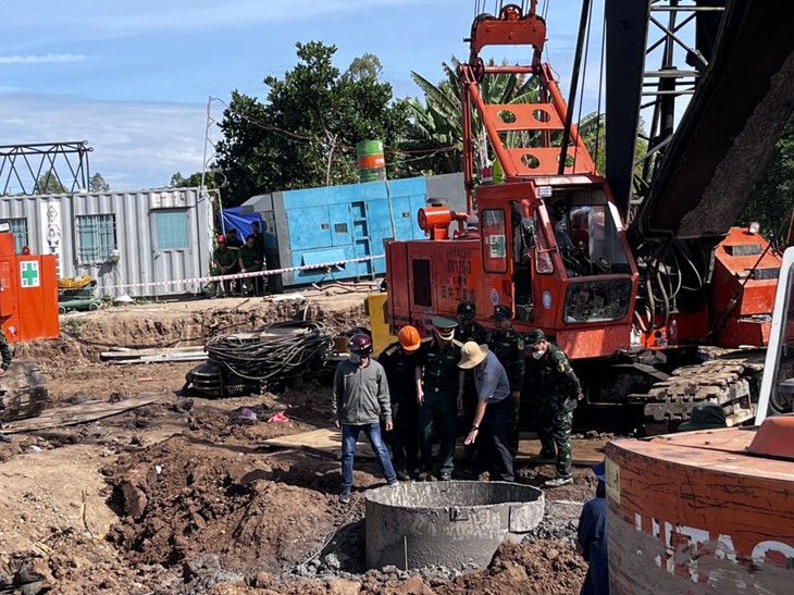 Diễn biến mới cuộc giải cứu bé trai ở Đồng Tháp: Chuẩn bị kéo trụ bê tông lên, y tế được tăng cường - Ảnh 1. Diễn biến mới cuộc giải cứu bé trai ở Đồng Tháp: Chuẩn bị kéo trụ bê tông lên, y tế được tăng cường - Ảnh 1.