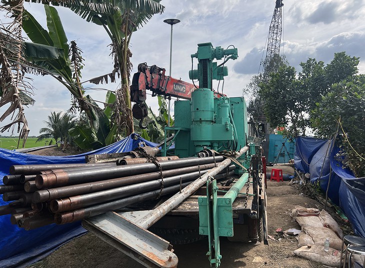 Diễn biến mới cuộc giải cứu bé trai ở Đồng Tháp: Sắp kéo trụ bê tông lên, cần chi viện - Ảnh 1. Diễn biến mới cuộc giải cứu bé trai ở Đồng Tháp: Sắp kéo trụ bê tông lên, cần chi viện - Ảnh 1.