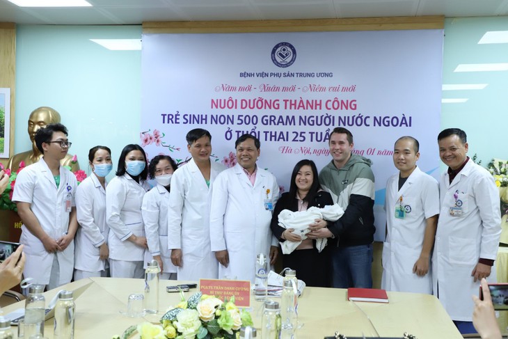 Kỳ tích đầu năm: Nuôi dưỡng thành công trẻ sinh non người nước ngoài, nặng 500gram chào đời khi gần 26 tuần - Ảnh 1. Kỳ tích đầu năm: Nuôi dưỡng thành công trẻ sinh non người nước ngoài, nặng 500gram chào đời khi gần 26 tuần - Ảnh 1.