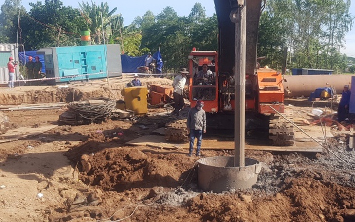 Giải cứu bé trai rơi xuống trụ bê tông gặp khó, tính phương án phụ để đẩy nhanh tiến độ