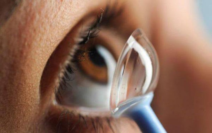 Sử dụng kính Ortho-K có khó không?