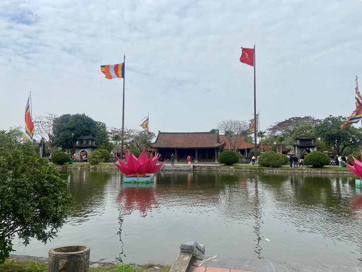 Thái Bình: Hàng nghìn du khách đổ về ngôi chùa cổ gần 400 năm trong dịp năm mới - Ảnh 1.