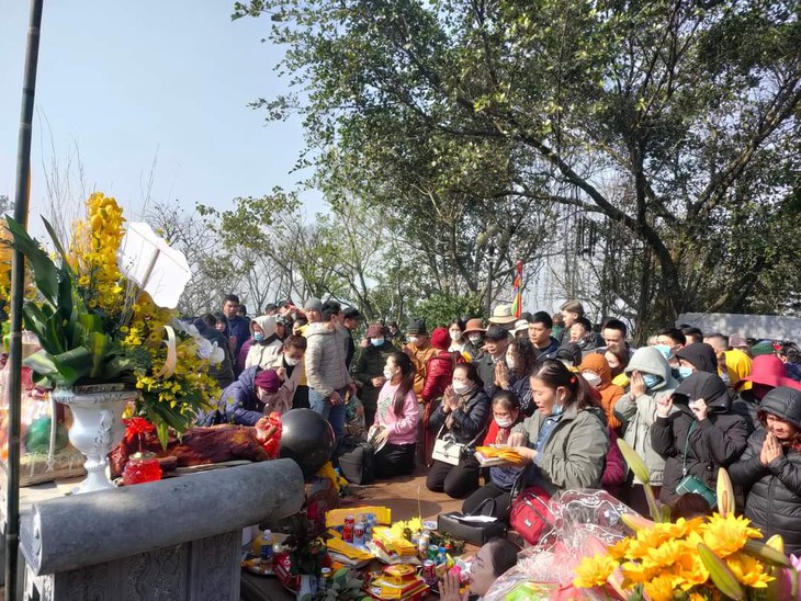 Dòng người hành hương Đền Nưa – Am Tiên ngày “mở cổng trời” - Ảnh 6. Dòng người hành hương Đền Nưa – Am Tiên ngày “mở cổng trời” - Ảnh 6.