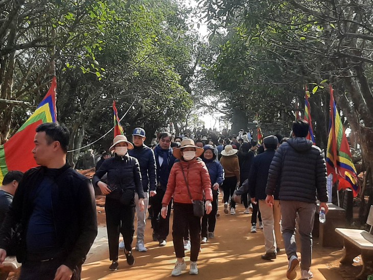 Dòng người hành hương Đền Nưa – Am Tiên ngày “mở cổng trời” - Ảnh 2. Dòng người hành hương Đền Nưa – Am Tiên ngày “mở cổng trời” - Ảnh 2.