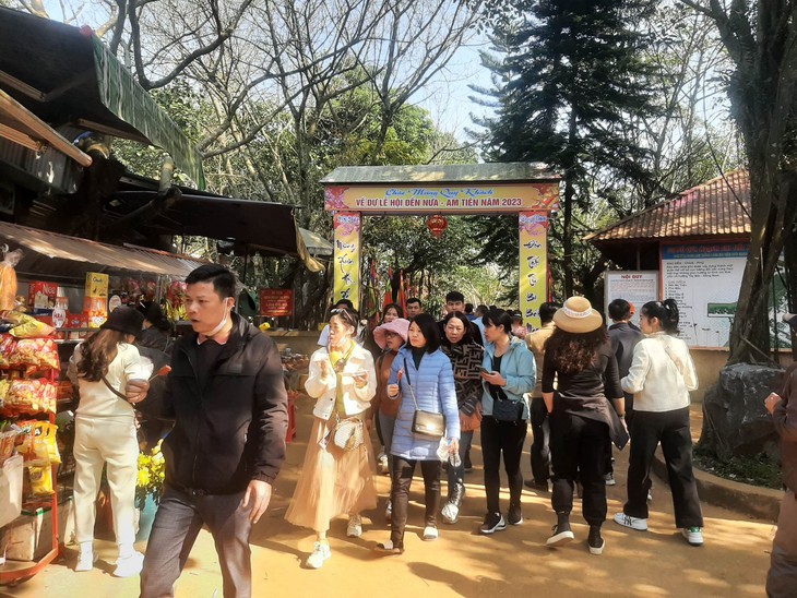 Dòng người hành hương Đền Nưa – Am Tiên ngày “mở cổng trời” - Ảnh 1. Dòng người hành hương Đền Nưa – Am Tiên ngày “mở cổng trời” - Ảnh 1.