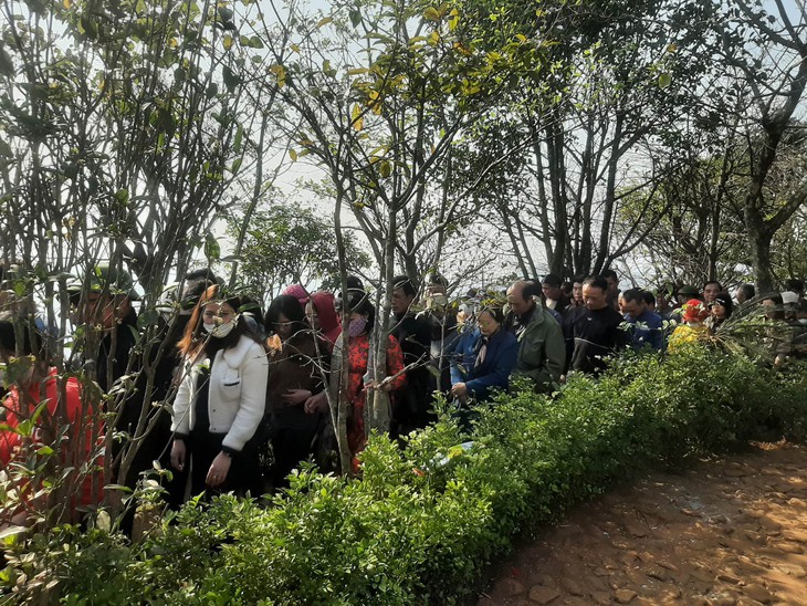 Dòng người hành hương Đền Nưa – Am Tiên ngày “mở cổng trời” - Ảnh 5. Dòng người hành hương Đền Nưa – Am Tiên ngày “mở cổng trời” - Ảnh 5.
