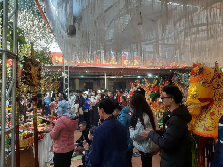 Dòng người hành hương Đền Nưa – Am Tiên ngày “mở cổng trời” - Ảnh 4. Dòng người hành hương Đền Nưa – Am Tiên ngày “mở cổng trời” - Ảnh 4.