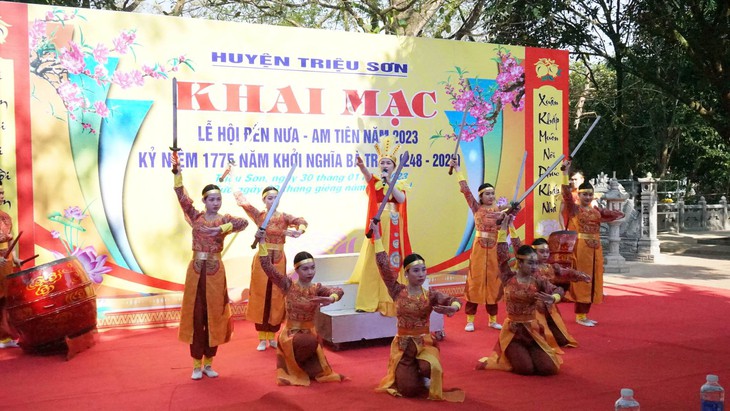 Dòng người hành hương Đền Nưa – Am Tiên ngày “mở cổng trời” - Ảnh 3. Dòng người hành hương Đền Nưa – Am Tiên ngày “mở cổng trời” - Ảnh 3.