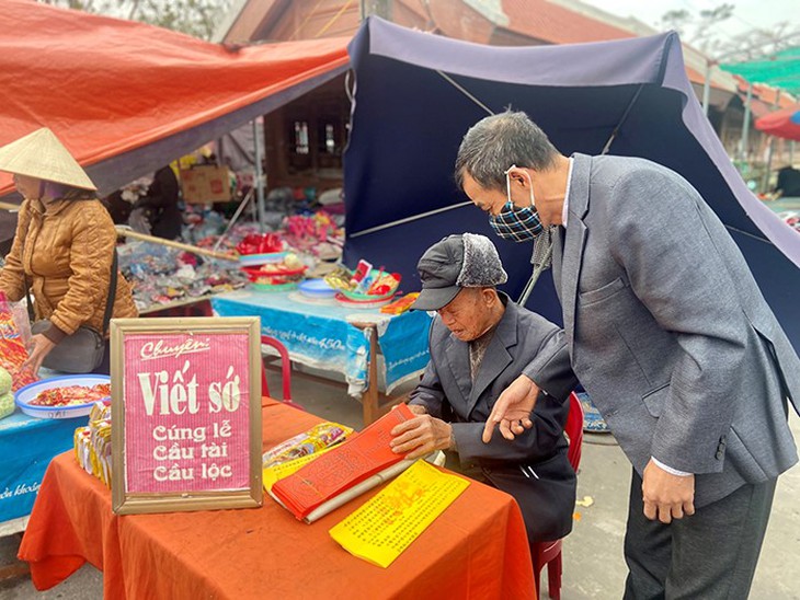 Thái Bình: Hàng nghìn du khách đổ về ngôi chùa cổ gần 400 năm trong dịp năm mới - Ảnh 6.