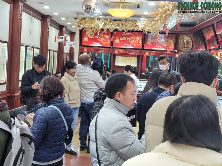 Các cửa hàng vàng nhộn nhịp khách mua trước ngày vía Thần Tài - Ảnh 2. Các cửa hàng vàng nhộn nhịp khách mua trước ngày vía Thần Tài - Ảnh 2.