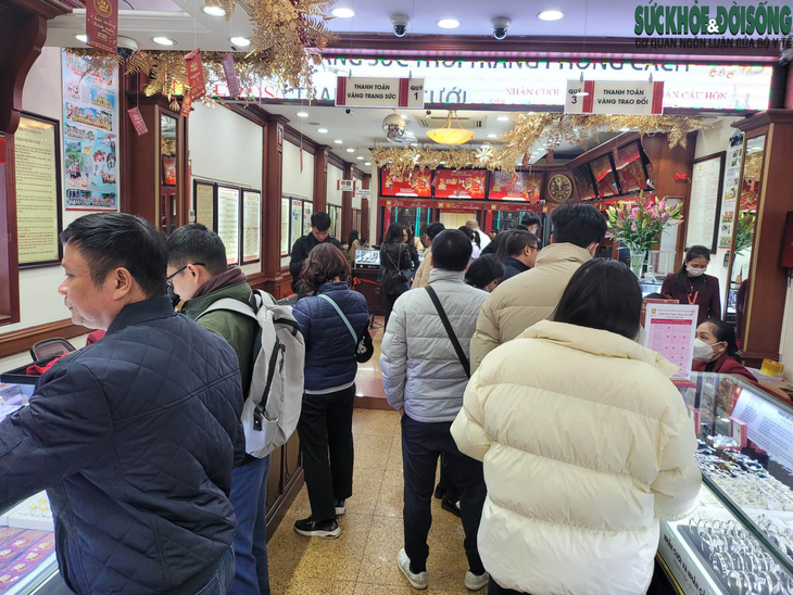 Các cửa hàng vàng nhộn nhịp khách mua trước ngày vía Thần Tài - Ảnh 4. Các cửa hàng vàng nhộn nhịp khách mua trước ngày vía Thần Tài - Ảnh 4.