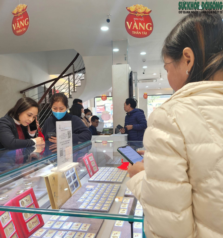 Các cửa hàng vàng nhộn nhịp khách mua trước ngày vía Thần Tài - Ảnh 7. Các cửa hàng vàng nhộn nhịp khách mua trước ngày vía Thần Tài - Ảnh 7.