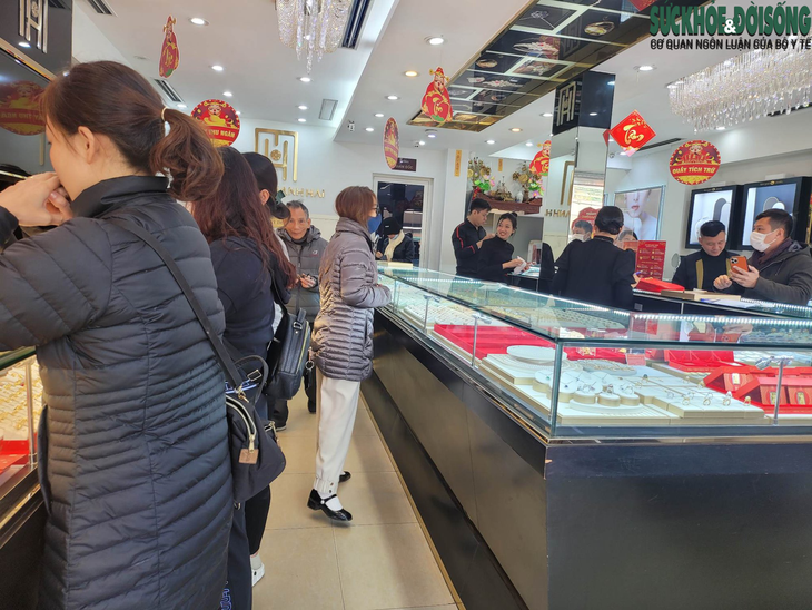 Các cửa hàng vàng nhộn nhịp khách mua trước ngày vía Thần Tài - Ảnh 6. Các cửa hàng vàng nhộn nhịp khách mua trước ngày vía Thần Tài - Ảnh 6.