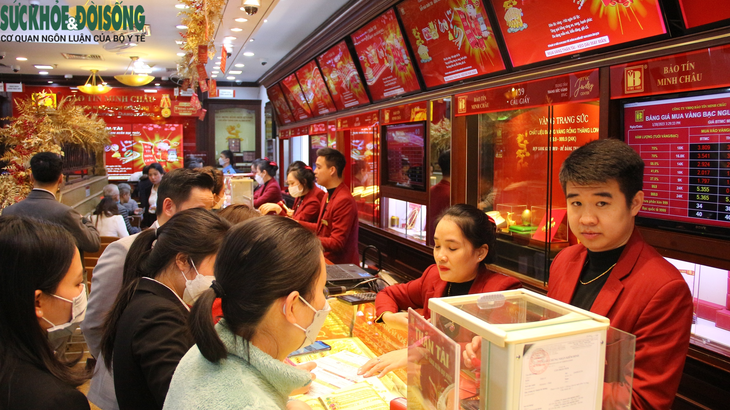 Mở cửa gần như 24/24h, các tiệm vàng sẵn sàng phục vụ khách hàng ngày vía Thần Tài - Ảnh 1.