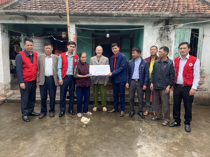 Niềm vui đến với gia đình 4 người thần kinh, bệnh tật - Ảnh 1. Niềm vui đến với gia đình 4 người thần kinh, bệnh tật - Ảnh 1.