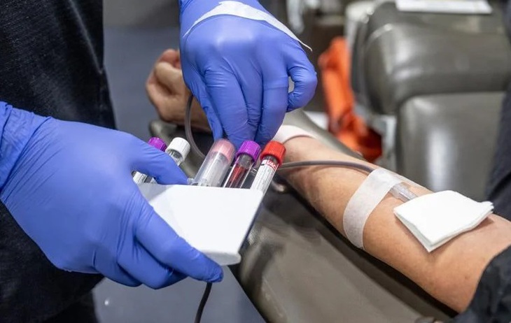 FDA đề xuất cho phép nam giới quan hệ đồng giới hiến máu - Ảnh 2.