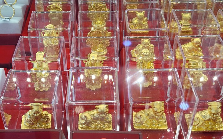 "Mèo tài lộc" hút khách ngày vía Thần Tài 2023