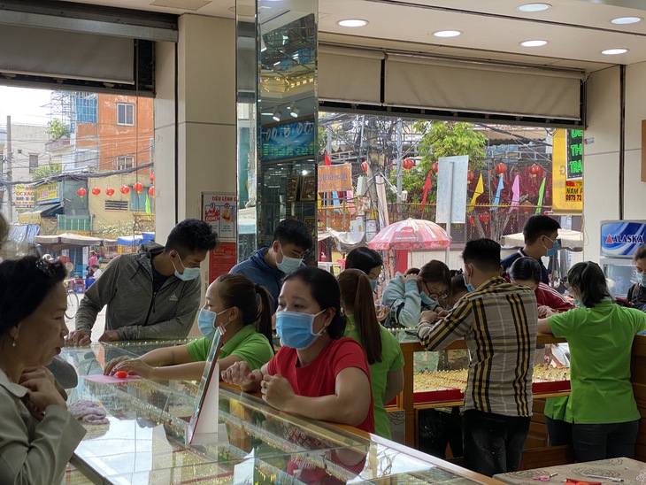 Những lợi bất cập hại khi chen nhau mua vàng ngày vía Thần Tài - Ảnh 1. Những lợi bất cập hại khi chen nhau mua vàng ngày vía Thần Tài - Ảnh 1.