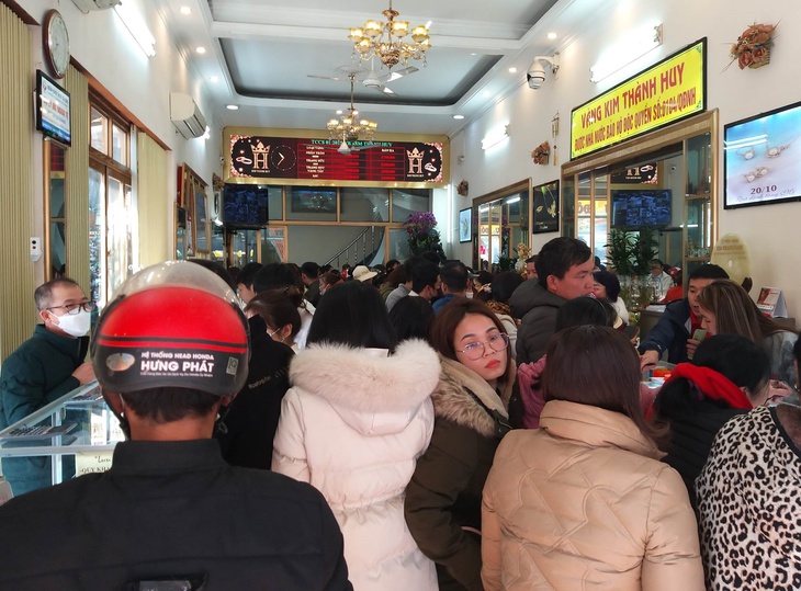 Nghệ An: Các cửa hàng vàng chật kín khách ngày vía thần tài - Ảnh 1. Nghệ An: Các cửa hàng vàng chật kín khách ngày vía thần tài - Ảnh 1.