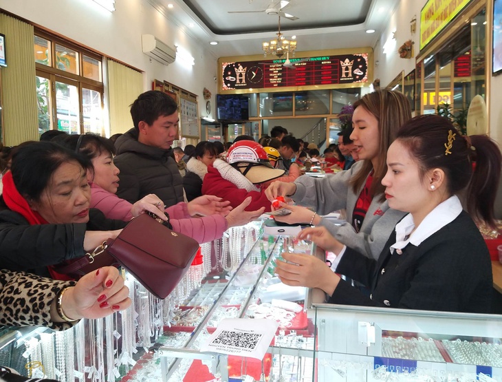 Nghệ An: Các cửa hàng vàng chật kín khách ngày vía thần tài - Ảnh 4. Nghệ An: Các cửa hàng vàng chật kín khách ngày vía thần tài - Ảnh 4.