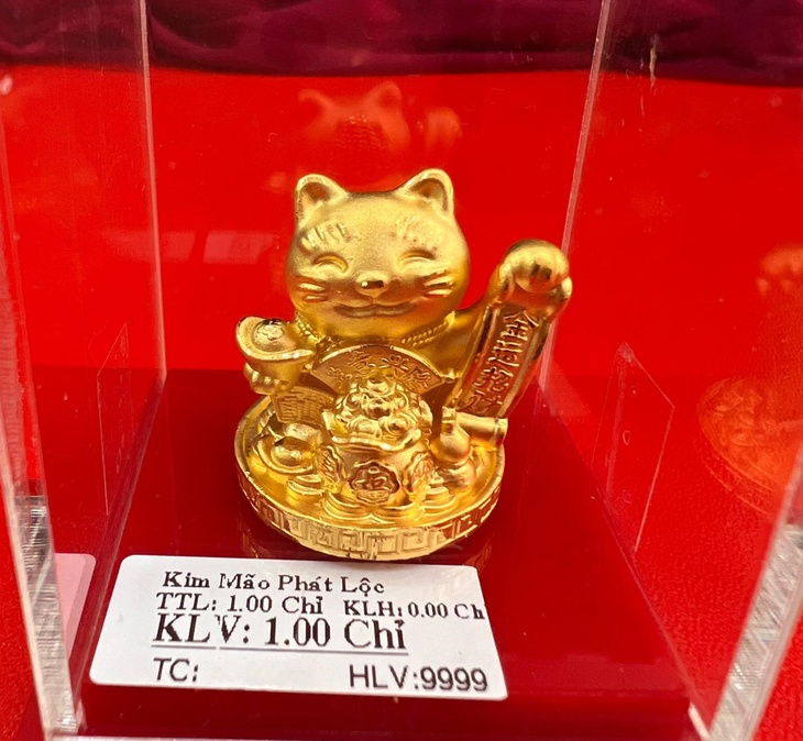 Nghệ An: Các cửa hàng vàng chật kín khách ngày vía thần tài - Ảnh 2. Nghệ An: Các cửa hàng vàng chật kín khách ngày vía thần tài - Ảnh 2.