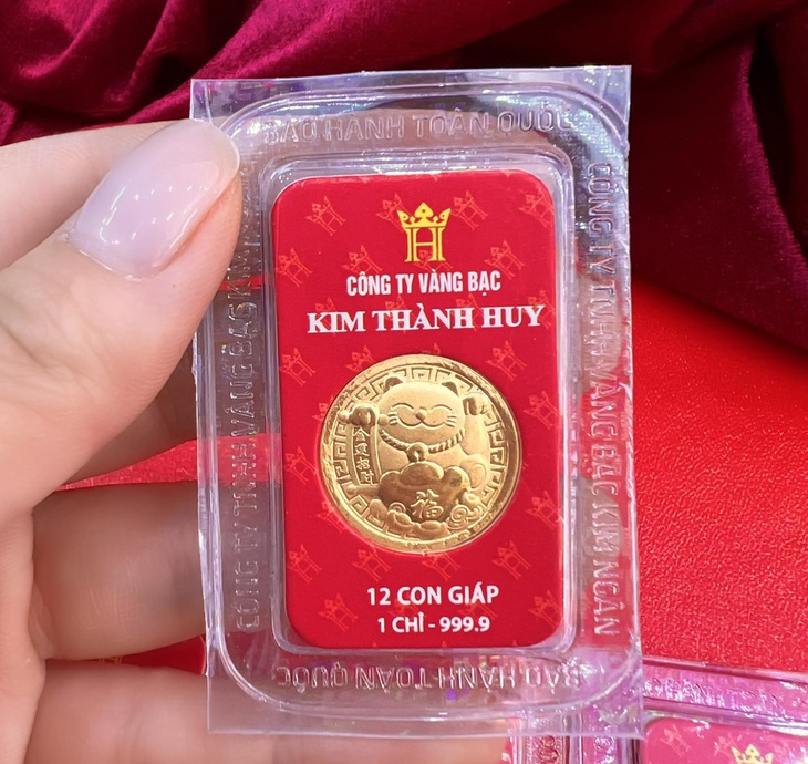 Nghệ An: Các cửa hàng vàng chật kín khách ngày vía thần tài - Ảnh 3. Nghệ An: Các cửa hàng vàng chật kín khách ngày vía thần tài - Ảnh 3.