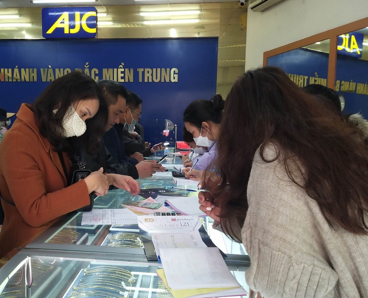 Nghệ An: Các cửa hàng vàng chật kín khách ngày vía thần tài - Ảnh 6. Nghệ An: Các cửa hàng vàng chật kín khách ngày vía thần tài - Ảnh 6.