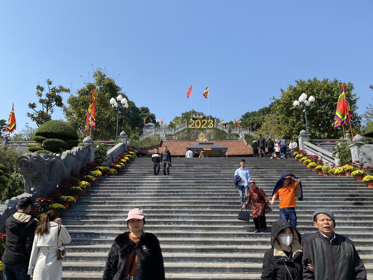 Quảng Ninh: Tấp nập du xuân Yên tử, đền Cửa Ông trong ngày khai hội - Ảnh 4. Quảng Ninh: Tấp nập du xuân Yên tử, đền Cửa Ông trong ngày khai hội - Ảnh 4.
