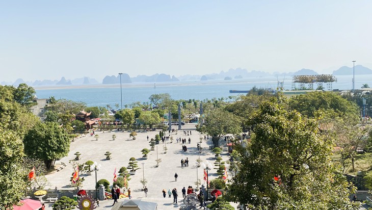 Quảng Ninh: Tấp nập du xuân Yên tử, đền Cửa Ông trong ngày khai hội - Ảnh 3. Quảng Ninh: Tấp nập du xuân Yên tử, đền Cửa Ông trong ngày khai hội - Ảnh 3.