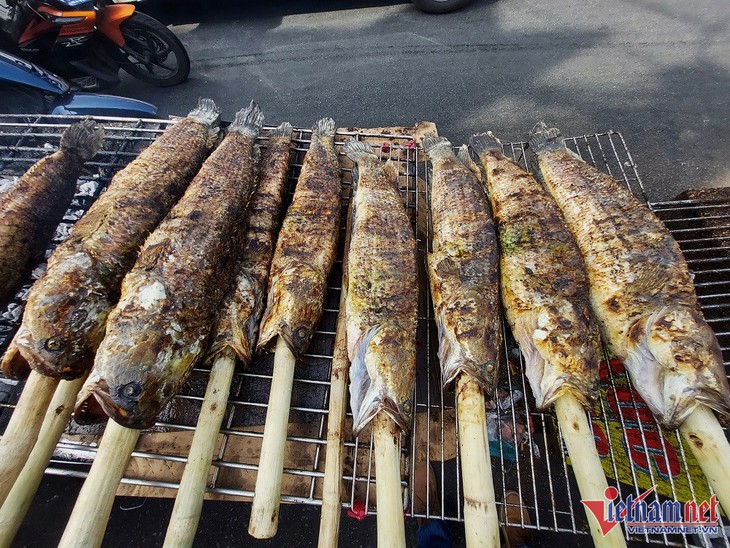 Bán cá lóc nướng cúng Thần Tài, quán vỉa hè chờ thu cả tỷ đồng trong một ngày - Ảnh 1. Bán cá lóc nướng cúng Thần Tài, quán vỉa hè chờ thu cả tỷ đồng trong một ngày - Ảnh 1.