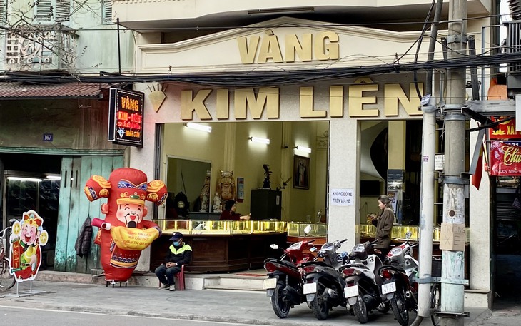 Ngày vía Thần tài: Người mua đủng đỉnh, tranh thủ đem vàng đi bán lấy may