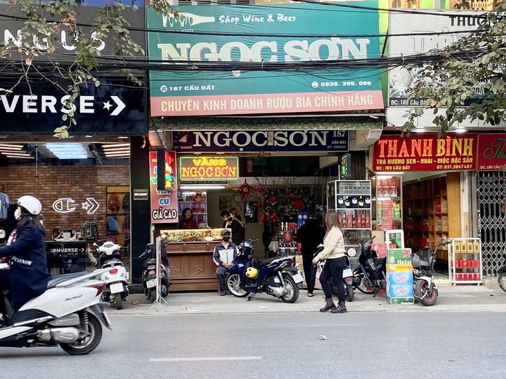 Ngày vía Thần tài ở Hải Phòng: Người mua đủng đỉnh, tranh thủ đem vàng đi bán lấy may - Ảnh 1. Ngày vía Thần tài ở Hải Phòng: Người mua đủng đỉnh, tranh thủ đem vàng đi bán lấy may - Ảnh 1.