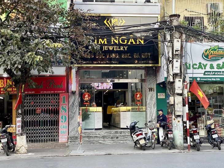 Ngày vía Thần tài ở Hải Phòng: Người mua đủng đỉnh, tranh thủ đem vàng đi bán lấy may - Ảnh 2. Ngày vía Thần tài ở Hải Phòng: Người mua đủng đỉnh, tranh thủ đem vàng đi bán lấy may - Ảnh 2.