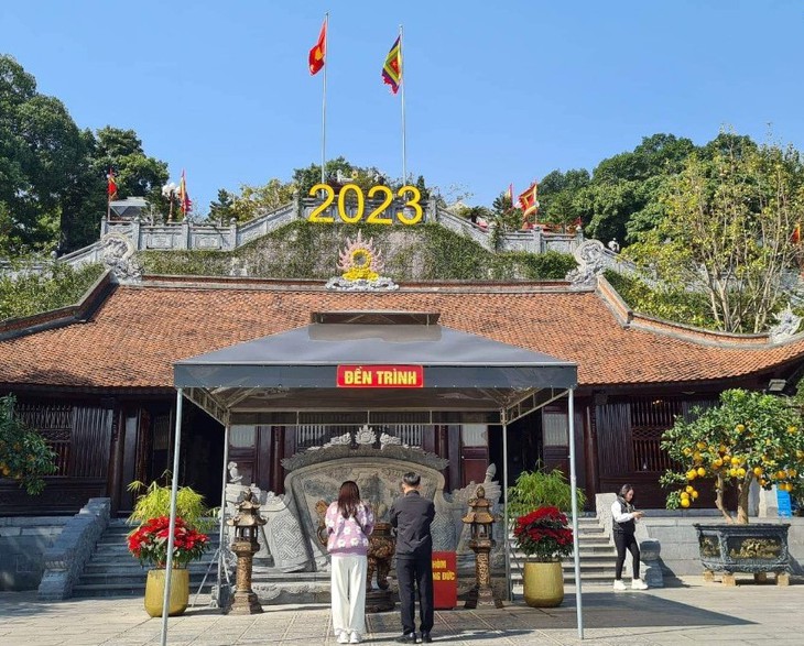 Quảng Ninh: Tấp nập du xuân Yên tử, đền Cửa Ông trong ngày khai hội - Ảnh 5. Quảng Ninh: Tấp nập du xuân Yên tử, đền Cửa Ông trong ngày khai hội - Ảnh 5.