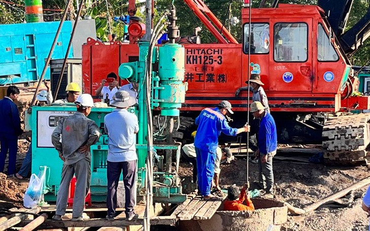Diễn biến mới cuộc giải cứu bé trai ở Đồng Tháp ngày 4/1: Tăng cường nhiều chuyên gia đến hiện trường