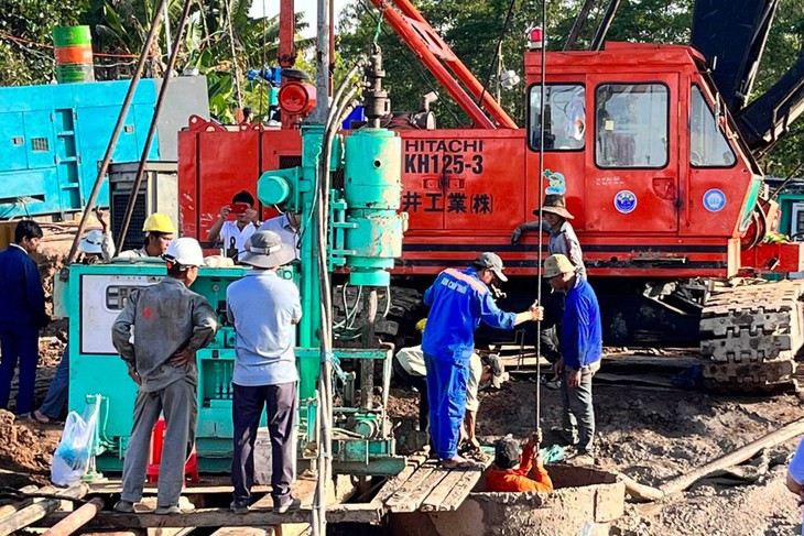 Diễn biến mới cuộc giải cứu bé trai ở Đồng Tháp ngày 4/1: Chuẩn bị kéo trụ bê tông lên - Ảnh 1. Diễn biến mới cuộc giải cứu bé trai ở Đồng Tháp ngày 4/1: Chuẩn bị kéo trụ bê tông lên - Ảnh 1.