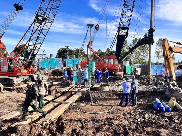 Diễn biến mới cuộc giải cứu bé trai ở Đồng Tháp ngày 4/1: Tăng tốc xử lý đất để kéo trụ bê tông lên - Ảnh 1. Diễn biến mới cuộc giải cứu bé trai ở Đồng Tháp ngày 4/1: Tăng tốc xử lý đất để kéo trụ bê tông lên - Ảnh 1.