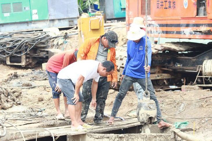 Diễn biến mới cuộc giải cứu bé trai ở Đồng Tháp ngày 4/1: Nối dây cáp, sắp kéo trụ bê tông lên - Ảnh 1. Diễn biến mới cuộc giải cứu bé trai ở Đồng Tháp ngày 4/1: Nối dây cáp, sắp kéo trụ bê tông lên - Ảnh 1.