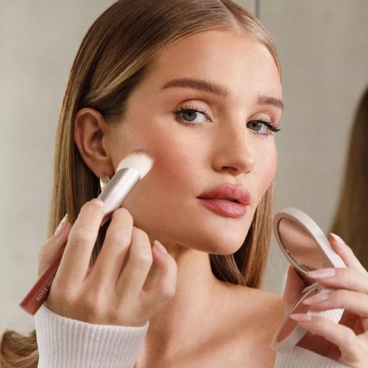 Cách giữ lớp trang điểm lâu trôi trong thời tiết nắng nóng- Ảnh 2.