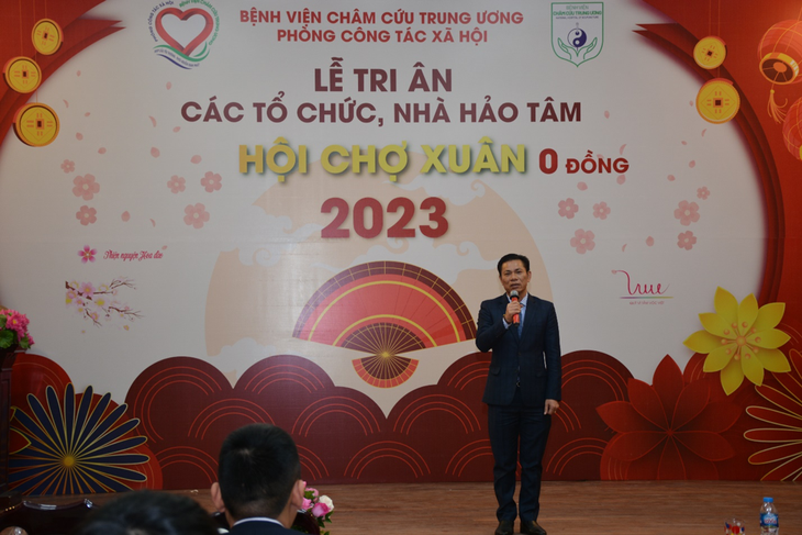 Ấm lòng hội chợ Xuân 0 đồng cho người bệnh về quê ăn Tết - Ảnh 1.